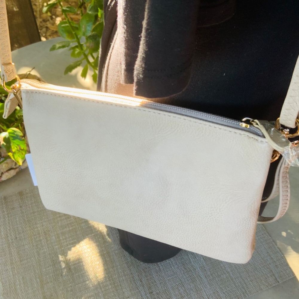 Cream CROSSBODY w/MEDALLION / MESSENGER BAG⭐️ LIGHT WEIGHT- NEW CONDITION w/Tag - Picture 4 of 12